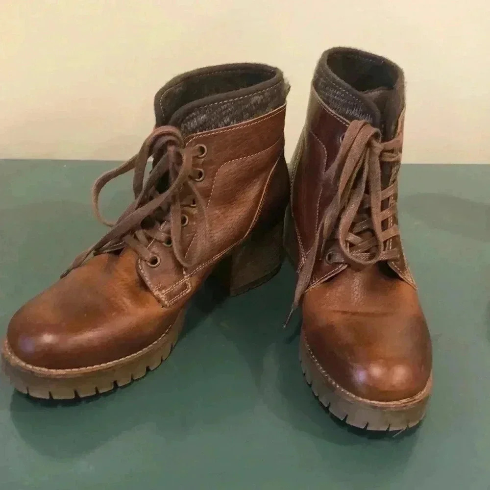 Bull Boxer Carmen leather lace up boots with block heel.